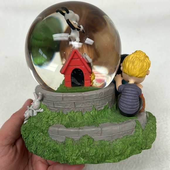 2014 PEANUTS Hallmark HAPPINESS IS CONTAGIOUS” musical snow globe - Picture 13 of 15
